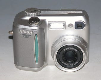 Nikon COOLPIX S3300 デジタルカメラ Silver 充電器付き Nikon Coolpix S3300 Silver Point and Shoot Digital Camera