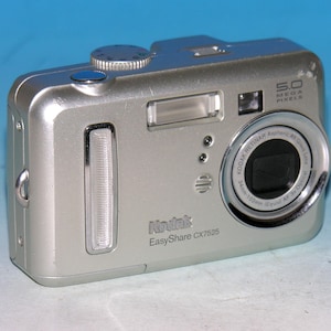 Reconditioned - Kodak EasyShare CX7525 5.0MP Digital Camera  #9766 (Takes 2 AA Batteries)
