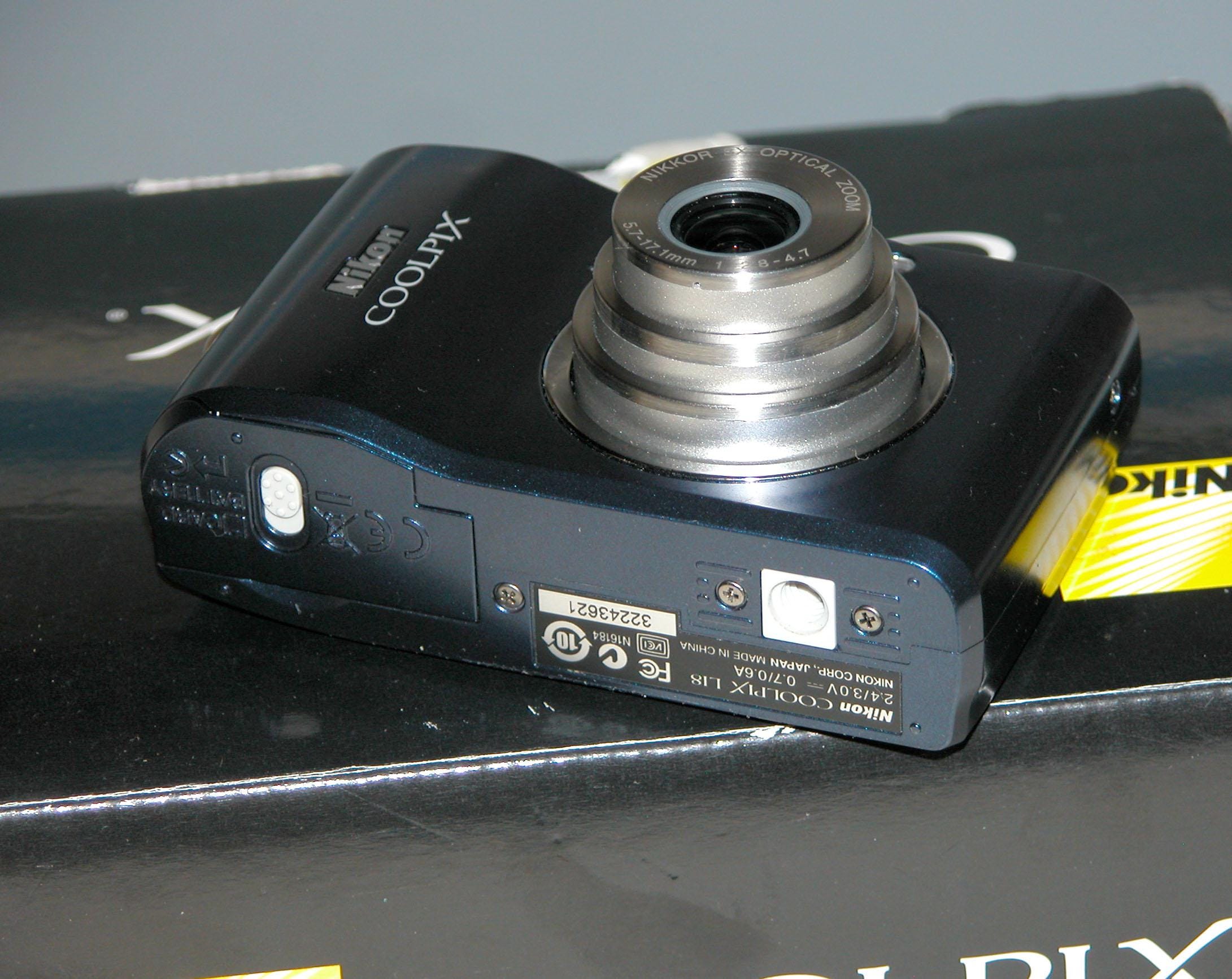 ニコン COOLPIX L18 8MP デジタルカメラ - ブルー #3621 (単3電池2本