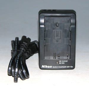 Genuine Nikon MH-18a Battery Charger for Nikon EN-EL3Battery (D50 D70 D100 D200 D300 Camera)