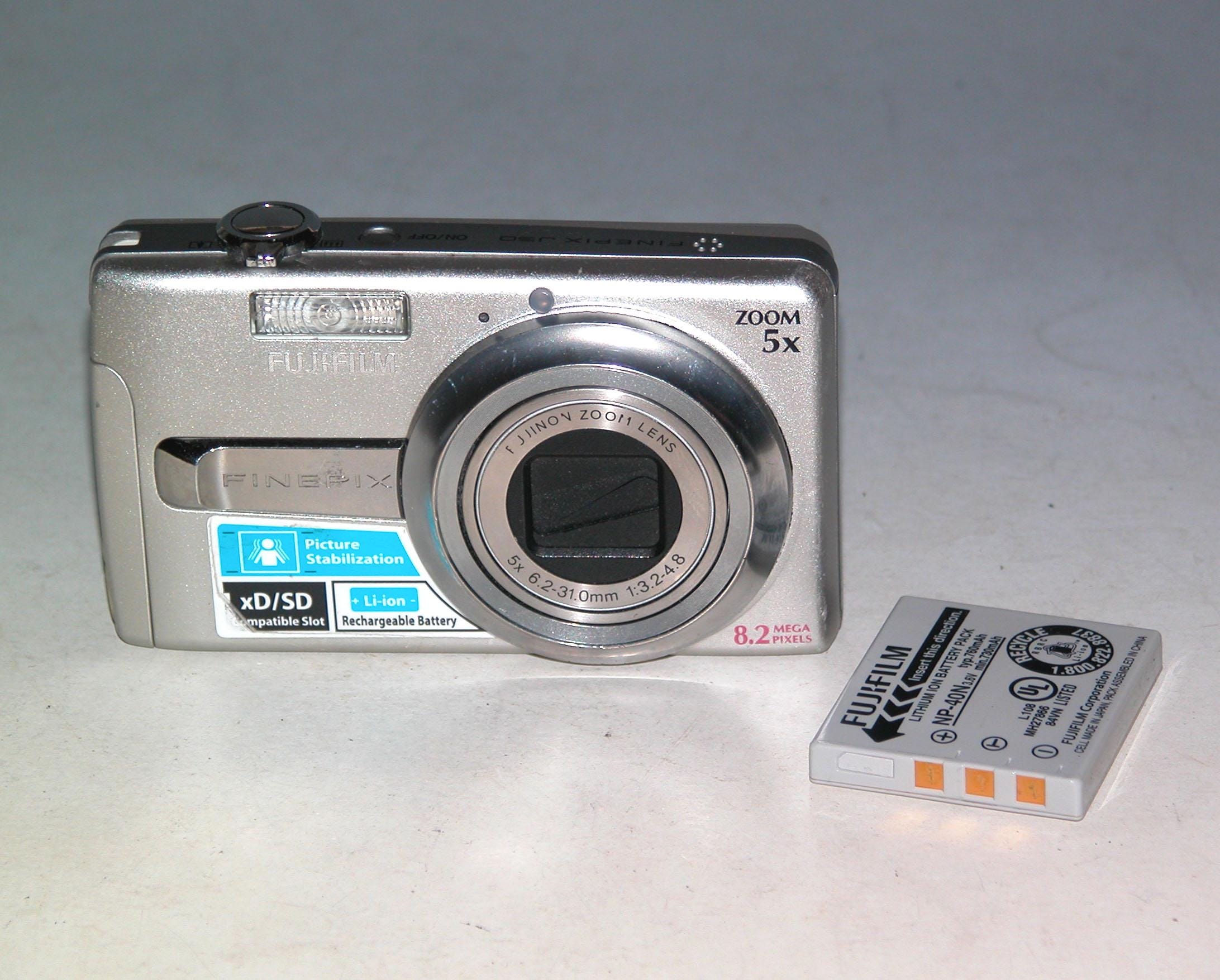 富士フイルム FinePix J50 8.2MP デジタルカメラ - シルバー #0047