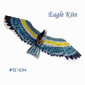 Könnte beinhalten: Ein Adler-Drachen mit einem Flügelspann-Design in Blau-, Gelb- und Schwarztönen. Der Drachen trägt den Text "Eagle Kite" in einer Schreibschrift. Der Produktcode "#TC-E04" ist ebenfalls sichtbar.