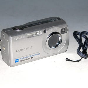 Reconditioned - Sony Cyber-shot DSC-S40 4.1MP Digital Camera #8725 (Takes 2 AA Batteries)