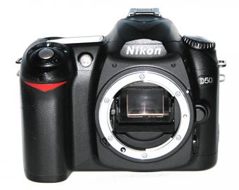 Nikon D5100 16.2MP デジタル一眼レフカメラ 本体 バッテリー & 充電器