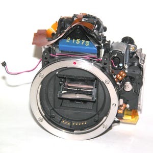 Piezas de la cámara Canon EOS Digital Rebel T1i/500D: Caja del espejo y obturador, placa base, placa PCB de alimentación, sensor CCD, compartimento de la batería