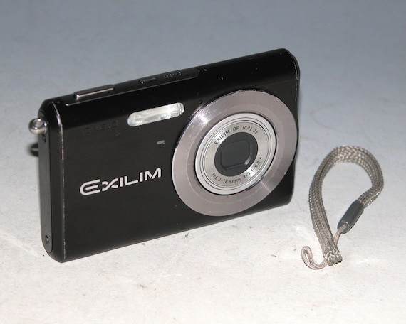 CASIO EXILIM 6.0メガピクセル Casio EXILIM CARD EX-S600 6.0 MP Digital Camera - Sparkling