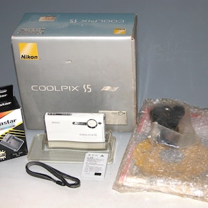 Reconditioned - Nikon CoolpixS5 6.0MP Digital Camera  - White #2642