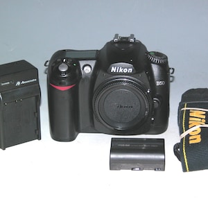 Nikon D5100 16.2MP デジタル一眼レフカメラ 本体 バッテリー & 充電器