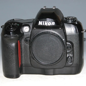 Nikon D5100 16.2MP デジタル一眼レフカメラ 本体 バッテリー & 充電器