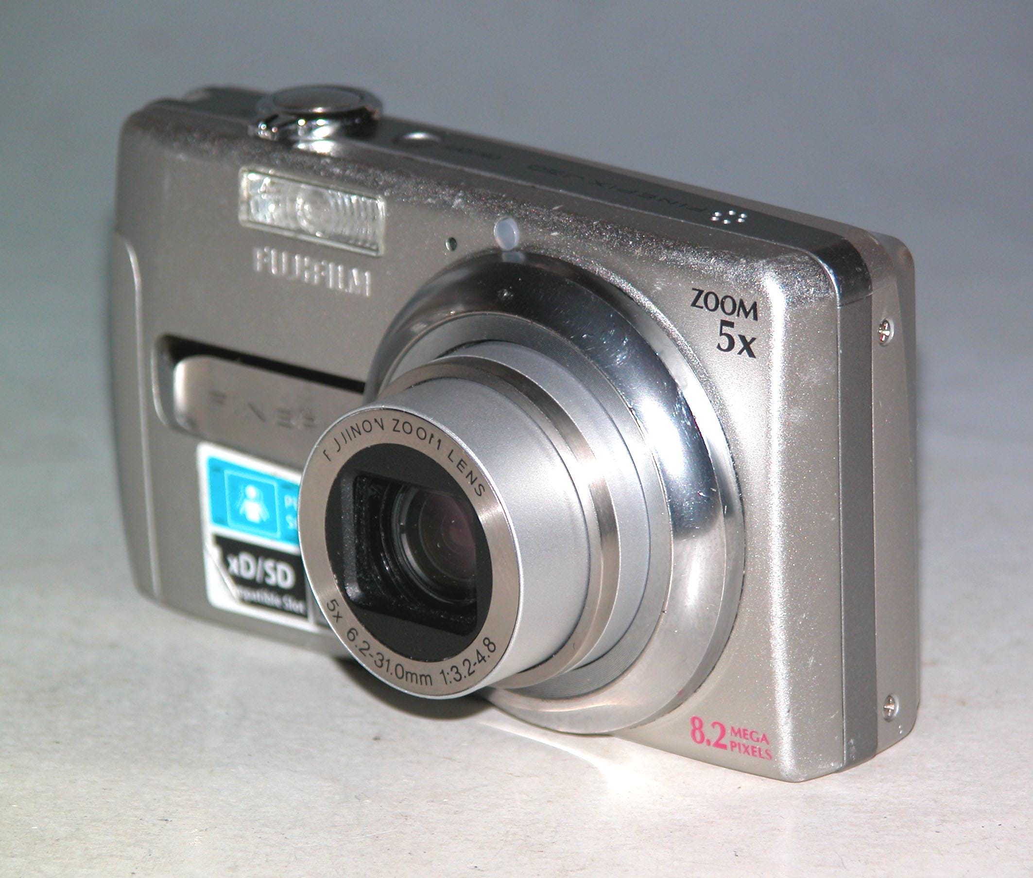 富士フイルム FinePix J50 8.2MP デジタルカメラ - シルバー #0047