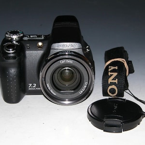 Sony Cyber-shot DSC-H5 7.2MP Digital Camera  #5260 (Takes 2 AA Batteries to Operate)