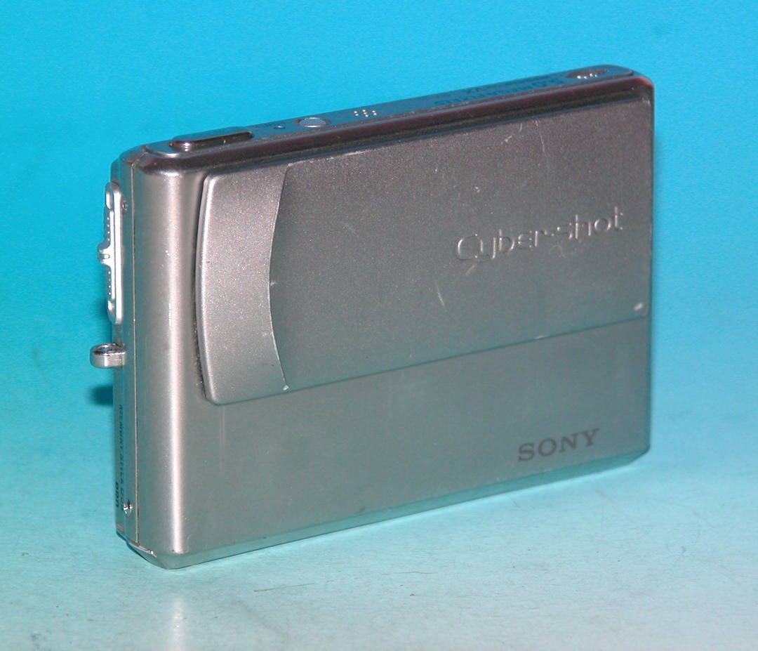 Sony Cyber-shot DSC-T1 5.0MP Digital Camera (LCD Broken & Bad CCD
