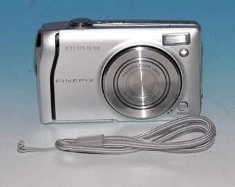 CASIO EXILIM EX-S3 デジタルカメラ 3.2メガピクセル Vintage CASIO Exilim EX-S3 3.2 Mega Pixels Digital Card