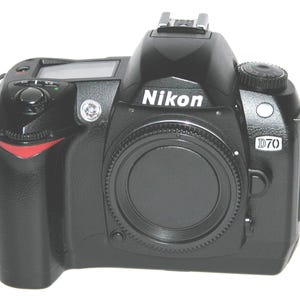 【訳あり】 Nikon D5100☆デジタル一眼レフ☆カメラ☆本体☆バッテリー Nikon D5100 16.2MP デジタル一眼レフカメラ 本体 バッテリー & 充電器
