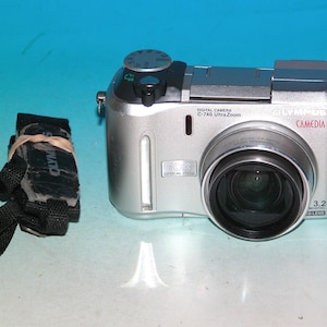 オリンパス CAMEDIA C-740 ウルトラズーム 3.2MP デジタルカメラ - シルバー #7958 (単三電池4本使用)