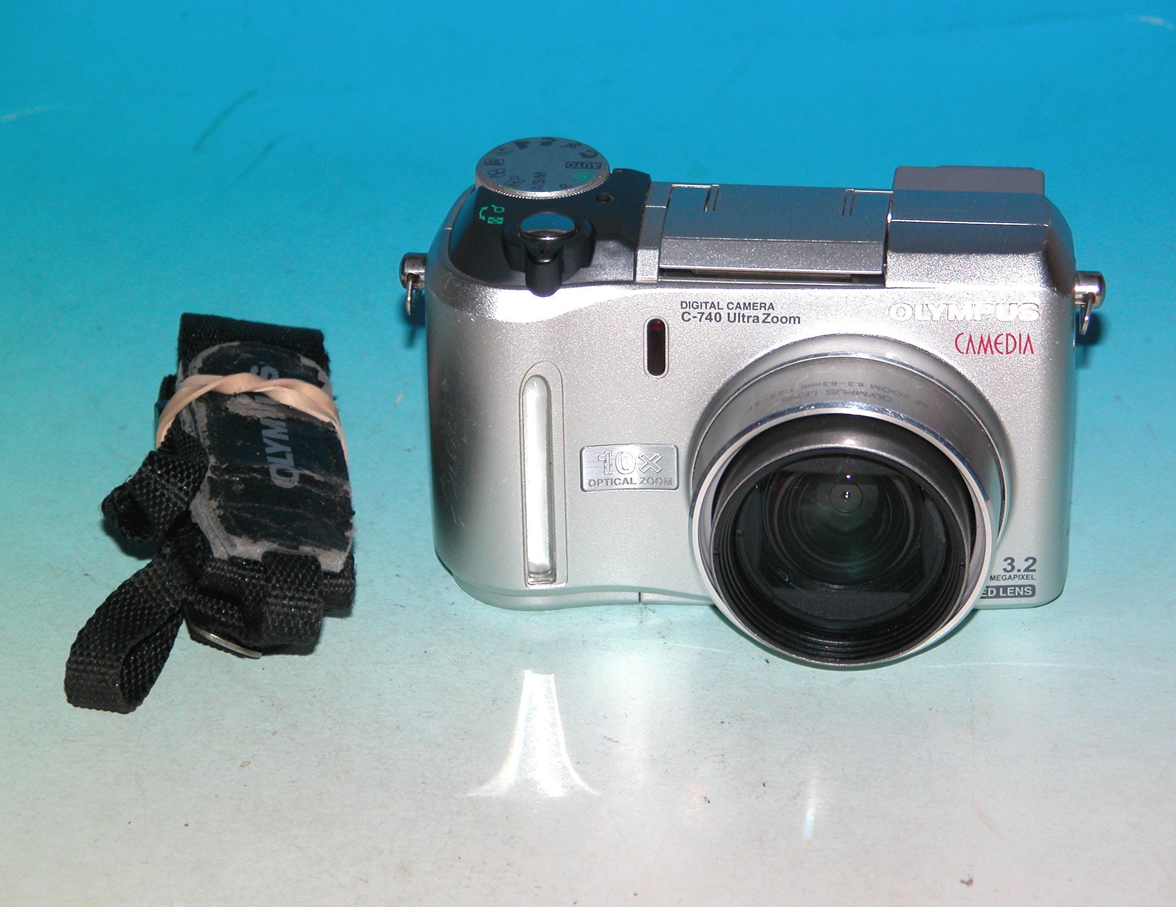 Olympus CAMEDIA C-740 Ultra Zoom 3.2MP Digital Camera - Silver 