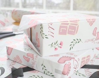 Inpakpapier voor babyshower | Roze voetafdrukken, bloemenaccenten