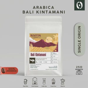 Puede incluir: Una bolsa blanca de café Arábica Bali Kintamani de Rootin Coffee. La bolsa presenta un gráfico de montaña y puesta de sol, con texto que indica un origen único y un peso de 250g. La bolsa también tiene iconos para diferentes métodos de elaboración.