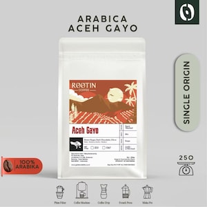 Puede incluir: Una bolsa blanca de café Arábica Aceh Gayo con el texto "ROOTIN COFFEE" y "Aceh Gayo". La bolsa tiene un gráfico de montaña y palmeras. La bolsa también tiene el texto "100% Arabika" y una balanza que indica 250g.