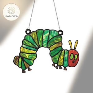 The Very Hungry Caterpillar Suncatcher ornament, faux gebrandschilderd glas acryl ornament, verhalenboek karakter raamdecoratie, leraar bibliothecaris cadeau