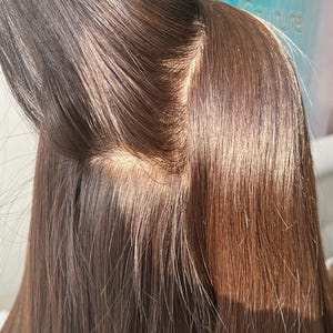 以下が含まれることがあります： 斑点のあるマット仕上げのセラミックマグカップ3個セット。マグカップはクリーム色、ライトグレー、ダークグレーの色合いです。各マグカップはシンプルでミニマリストなデザインで、コーヒーや紅茶に最適です。