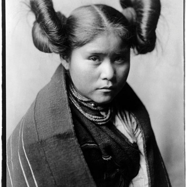 Chaiwa, una chica de Pueblo Tewa, una impresión 5 x 7