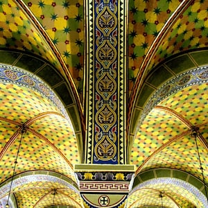 Könnte beinhalten: Eine gewölbte Decke mit komplizierten Mustern in Grün-, Gelb- und Rottönen. Die Decke ist mit einem sich wiederholenden Muster aus Sternen und Blumen verziert.