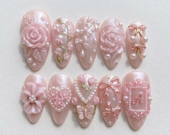 Unghie finte floreali con perle rosa, unghie con cuore e fiocco a forma di rosa 3D, unghie eleganti e femminili, unghie romantiche da sposa, grazioso set di nail art fatto a mano