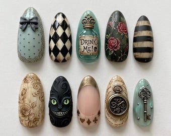 Handgefertigte Alice im Wunderland-Kunstnägel zum Aufkleben – Grinsekatze, Trink mich, Vintage-Schlüsselmotiv – Mandelform für verspielte Stimmung