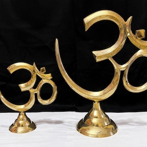 Idole debout en laiton avec symbole Om - Pièce maîtresse spirituelle décorative Om pour la maison, le temple et la décoration de Vastu