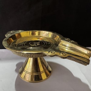 Abhishek Patra de latón con soporte / Recipiente tradicional Pooja Jal para Shivling Abhishek