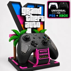 Può includere: Un supporto per controller da gioco nero e rosa con un grande logo Grand Theft Auto V, accenti di palme verdi e un cartello rettangolare con la scritta WANTED GAMERTAG e cinque stelle gialle. Include un'etichetta Universal for PS5 + Xbox.