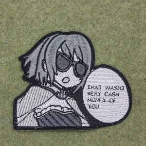 Puede incluir: Parche bordado con un personaje de estilo anime con gafas de sol y un bocadillo. El texto en el bocadillo dice: "THAT WASN'T VERY CASH MONEY OF YOU."