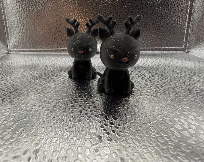 Handmade reindeer figurines – elegant winter decoration with a glitter effect