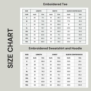 Puede incluir: Tabla de tallas para camisetas, sudaderas y sudaderas con capucha bordadas. La tabla muestra medidas en pulgadas y cent&iacute;metros para las tallas S a 5XL. Las medidas incluyen largo, ancho, pecho y centro de la manga trasera. Tallas de ropa.