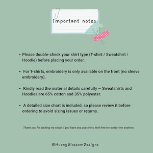 Puede incluir: Un fondo verde claro con una nota blanca que dice "Notas importantes". La nota est&aacute; sujeta con un clip y decorada con un peque&ntilde;o ramo de flores. El texto de la nota incluye detalles sobre tipos de camisas, bordados, materiales y tablas de tallas.