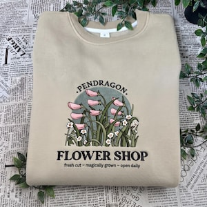 Kwiaciarnia Pendragon – bluza z kapturem i haftem inspirowanym „Ruchomym zamkiem Hauru”, sweter Calcifer, gadżety ze studia Ghibli zdjęcie 2