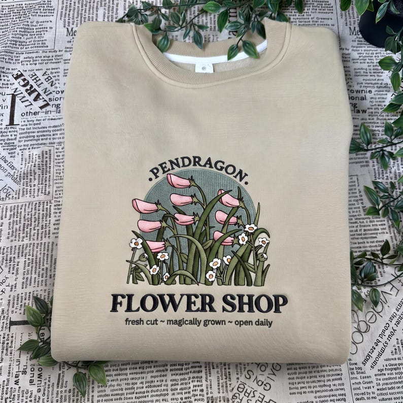 Kwiaciarnia Pendragon – bluza z kapturem i haftem inspirowanym „Ruchomym zamkiem Hauru”, sweter Calcifer, gadżety ze studia Ghibli zdjęcie 2