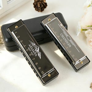 Puede incluir: Juego de tres tazas de cerámica con acabado mate moteado. Las tazas son de color crema, gris claro y gris oscuro. Cada taza tiene un diseño simple y minimalista.