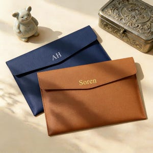 Puede incluir: Un letrero de madera rústico con el texto "Welcome to our home" en un estilo manuscrito. El letrero presenta un acabado envejecido y un diseño simple y acogedor, ideal para la decoración de la entrada.