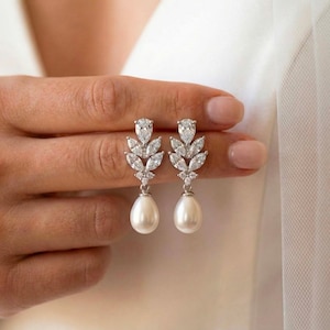 Pendientes colgantes de perlas con forma de hoja de diamante y postes de plata de ley.