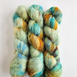 Suri Alpaka Seide Lace Garn – Handgefärbt 50g Strang – 65 Prozent Baby Suri und 35 Prozent Seide – 400 m – Wolkengarn – Meadow Light – Engelvaerk