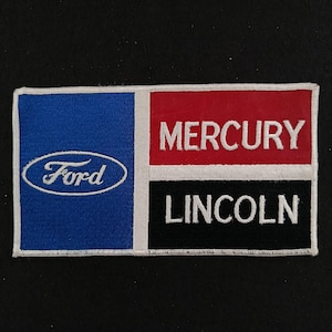 Pode incluir: Patch bordado com o logotipo da Ford num quadrado azul, e as palavras "MERCURY" em vermelho e "LINCOLN" em preto. O patch tem uma borda branca, adequado para uma jaqueta ou bolsa.