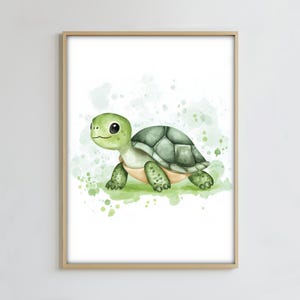 Könnte beinhalten: Aquarell-Illustration einer lächelnden grünen Schildkröte mit gemustertem Panzer, vor einem weichen grünen Aquarellhintergrund. Die Schildkröte ist in einem freundlichen, cartoonartigen Stil dargestellt, in einem hellen Holzrahmen.