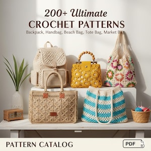 Op de afbeelding: Een verzameling gehaakte tassen, waaronder een rugzak, een tote bag en een markttas, in verschillende kleuren en ontwerpen. De afbeelding toont de tekst "200+ Ultimate CROCHET PATTERNS" en "PATTERN CATALOG".