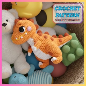 Op de afbeelding: Een oranje gehaakt dinosaurus speelgoed met witte accenten en bruine vlekken. Het speelgoed wordt omringd door andere speeltjes, waaronder een witte teddybeer, een gele badeend en een groen sensorisch speeltje. De tekst "CROCHET PATTERN INSTANT DOWNLOAD" is inbegrepen.