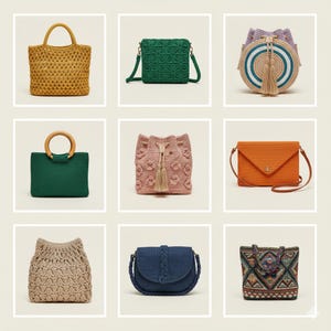 Pode incluir: Uma cole&ccedil;&atilde;o de nove bolsas de croch&ecirc; artesanais em v&aacute;rias formas, tamanhos e cores. As bolsas incluem bolsas tote, bolsas crossbody e bolsas com cord&atilde;o. As cores incluem amarelo, verde, rosa, laranja, azul e tons neutros.