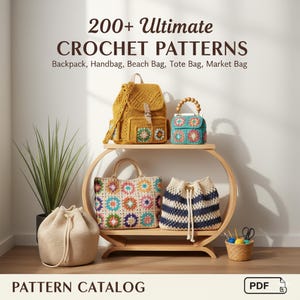 Könnte beinhalten: Präsentation von Häkeltaschen, darunter ein Rucksack, eine Handtasche und Tragetaschen, auf einem Holzregal. Die Taschen weisen verschiedene Farben und Muster auf, mit dem Text "200+ Ultimate Crochet Patterns" oben und "Pattern Catalog" unten.