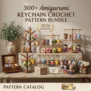 Pode incluir: Uma exibição de vários chaveiros amigurumi de crochê, incluindo ursos, abacates, donuts e personagens. A imagem apresenta o texto "300+ Amigurumi Keychain Crochet Pattern Bundle" e "Proudly American Crafted."