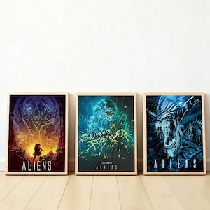 Op de afbeelding: Drie ingelijste kunstprints met afbeeldingen uit de film "Aliens". De prints tonen levendige illustraties van buitenaardse wezens en scènes, met het woord "Aliens" onderaan elke print. De frames zijn licht van kleur.